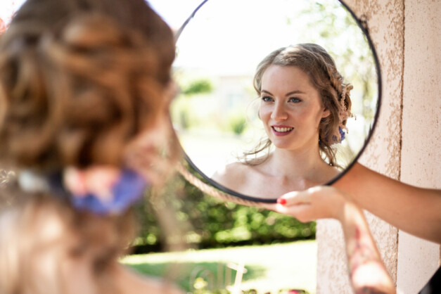 Photo avec le reflet du miroir de la coiffure et maquillage de mariage de Georgia